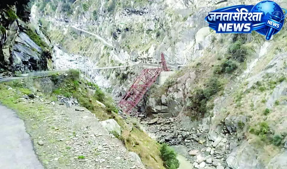 भरमौर-होली मार्ग पर निर्माणाधीन स्टील ट्रस पुल ध्वस्त, रावी नदी में गिरा भरमौर-होली मार्ग पर निर्माणाधीन स्टील ट्रस पुल ध्वस्त, रावी नदी में गिरा