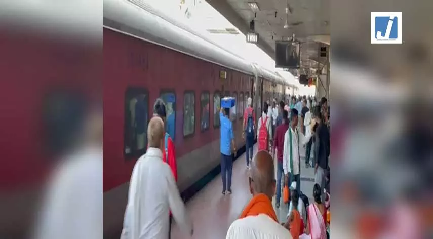 RPF जवानों की सतर्कता से बची यात्री की जान, ट्रेन और प्लेटफार्म के बीच फंसे यात्री को बचाया RPF जवानों की सतर्कता से बची यात्री की जान, ट्रेन और प्लेटफार्म के बीच फंसे यात्री को बचाया