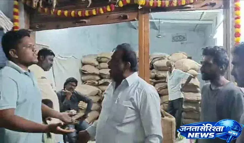 Ramagundam में राशन डीलरों पर लाभार्थियों से धोखाधड़ी करने का आरोप Ramagundam में राशन डीलरों पर लाभार्थियों से धोखाधड़ी करने का आरोप