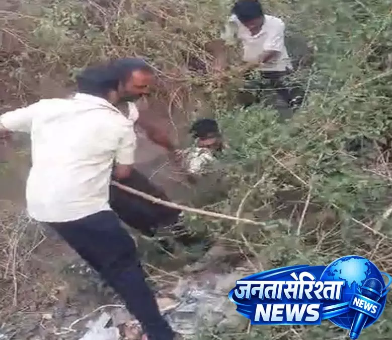 घर में चोरी कर भाग रहा था चोर, लोगों ने पकड़कर पीटा, देखें VIDEO... घर में चोरी कर भाग रहा था चोर, लोगों ने पकड़कर पीटा, देखें VIDEO...