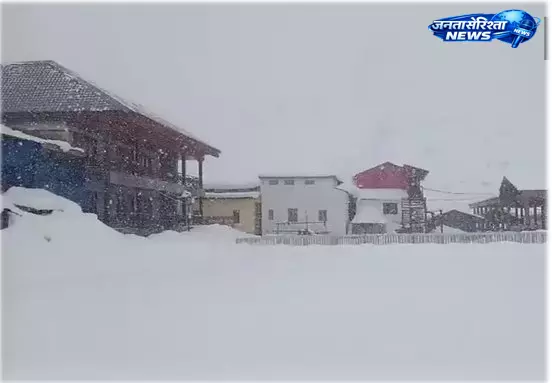 केदारनाथ धाम में भारी बर्फबारी, मंदिर परिसर कई फीट बर्फ से ढका केदारनाथ धाम में भारी बर्फबारी, मंदिर परिसर कई फीट बर्फ से ढका