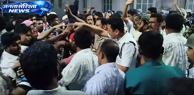 Arabul की कार पर ईंटें फेंके जाने से तनाव फैल गया Arabul की कार पर ईंटें फेंके जाने से तनाव फैल गया