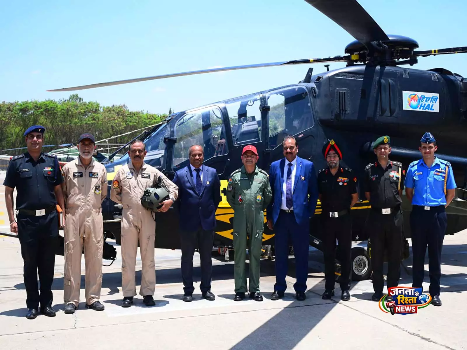 सेना प्रमुख जनरल उपेंद्र द्विवेदी ने HAL में प्रचंड हेलीकॉप्टर में भरी उड़ान सेना प्रमुख जनरल उपेंद्र द्विवेदी ने HAL में प्रचंड हेलीकॉप्टर में भरी उड़ान