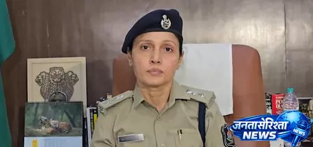 फोन चोरी करने फ्लाइट से पहुंचे अहमदाबाद, पुलिस ने अंतरराज्यीय चोर गिरोह का किया भंडाफोड़ फोन चोरी करने फ्लाइट से पहुंचे अहमदाबाद, पुलिस ने अंतरराज्यीय चोर गिरोह का किया भंडाफोड़