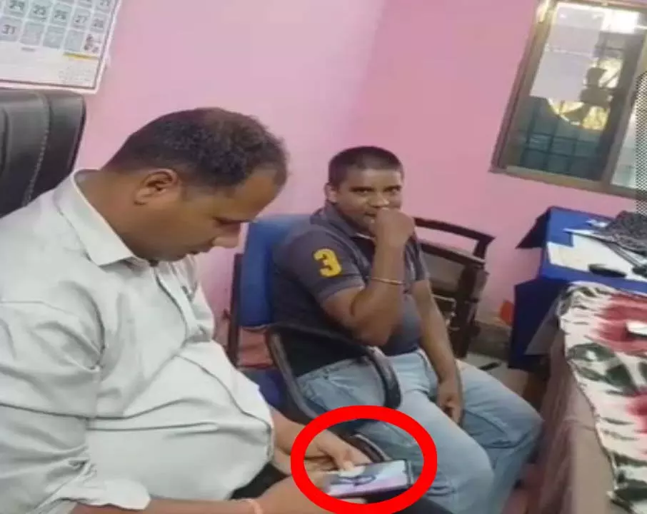 डोंगरगढ़ थाना पर वर्दीधारी अधिकारियों पर लेन-देन और भ्रष्टाचार के गंभीर आरोप डोंगरगढ़ थाना पर वर्दीधारी अधिकारियों पर लेन-देन और भ्रष्टाचार के गंभीर आरोप