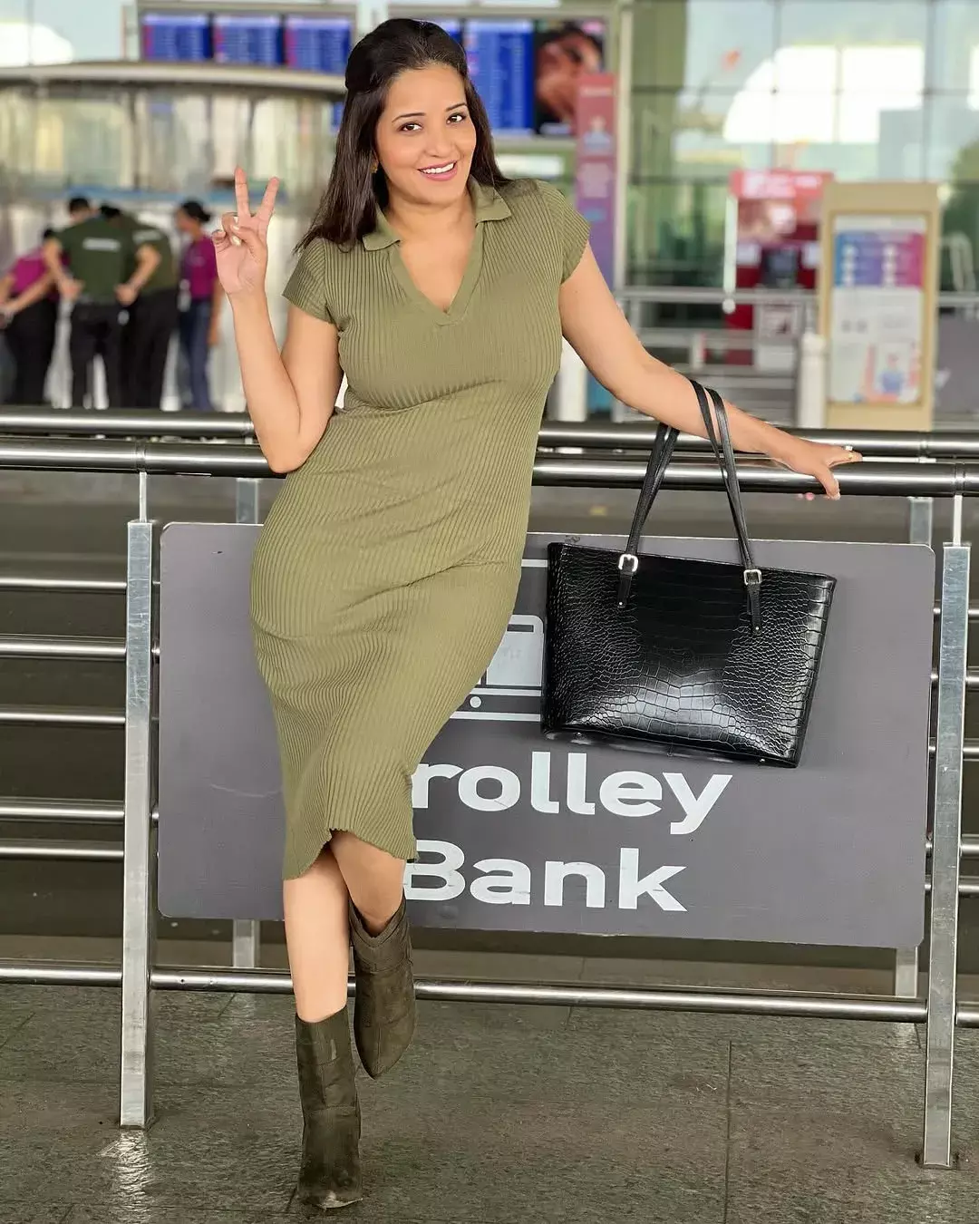 बॉडीकॉन ड्रेस पहन भोजपुरी क्वीन ने शेयर किया हॉट लुक