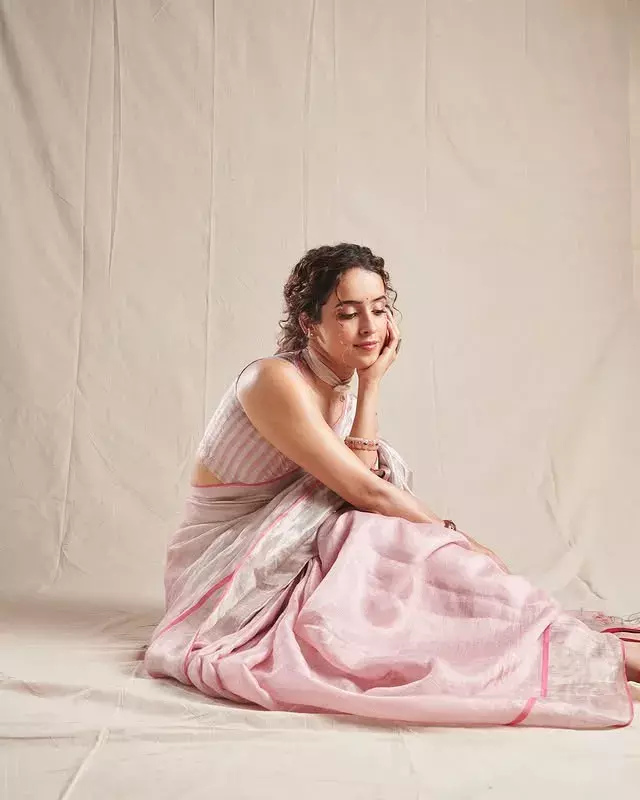 खूबसूरत साड़ी पहन सान्या मल्होत्रा ने दिखाईं दिलकश अदाएं