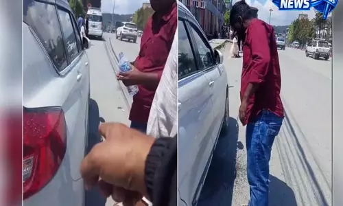 इंडिया नहीं है भाई...: नेपाल के आदमी ने भारतीय टूरिस्ट से सड़क पर थूका गुटखा को करवाया साफ़ - Viral Video