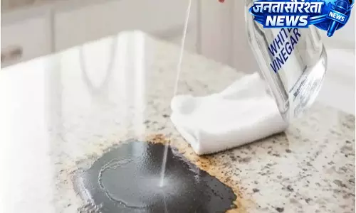 किचन काउंटर रहता है चिपचिपा? जिद्दी तेल-ग्रीस हटाने के आसान और असरदार तरीके किचन काउंटर रहता है चिपचिपा? जिद्दी तेल-ग्रीस हटाने के आसान और असरदार तरीके