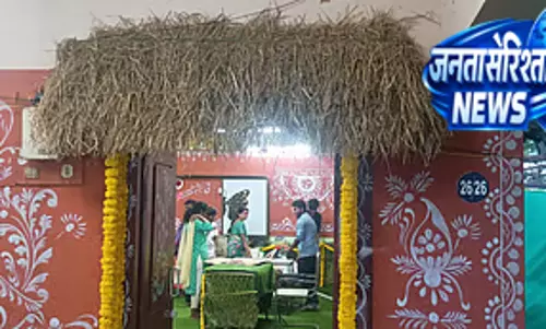 Karaikal में एक पोलिंग बूथ लोगों को आकर्षित कर रहा है Karaikal में एक पोलिंग बूथ लोगों को आकर्षित कर रहा है