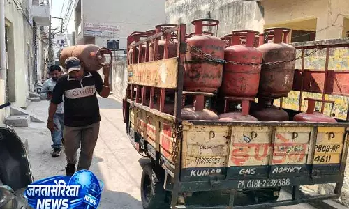 प्रवासी मज़दूरों को Delhi सरकार का बड़ा तोहफा: LPG सिलेंडर दोगुना