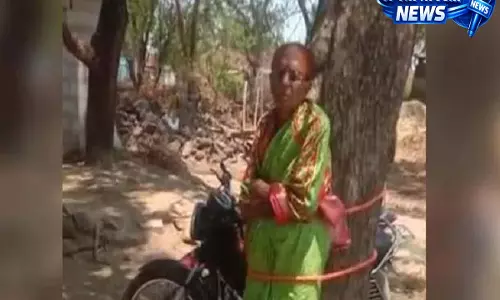 Sangareddy: पति पर धोखाधड़ी का आरोप, गांववालों ने आंगनवाड़ी टीचर को पेड़ से बांधा Sangareddy: पति पर धोखाधड़ी का आरोप, गांववालों ने आंगनवाड़ी टीचर को पेड़ से बांधा
