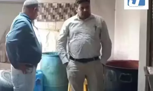 नकली टोमेटो सॉस की फैक्ट्री...आप जो खा रहे हैं वो कहीं केमिकल तो नहीं? नकली टोमेटो सॉस की फैक्ट्री...आप जो खा रहे हैं वो कहीं केमिकल तो नहीं?