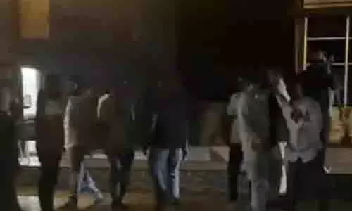 रायपुर का हाइपर क्लब फिर चर्चा में...पुलिस के सामने ही युवक-युवतियों के बीच तीखी बहस रायपुर का हाइपर क्लब फिर चर्चा में...पुलिस के सामने ही युवक-युवतियों के बीच तीखी बहस