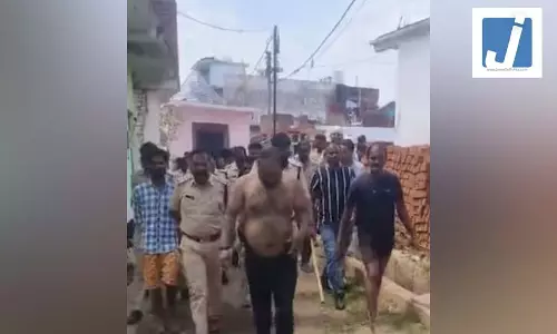 पुलिस से बचने 5 घंटे तालाब में छिपा रहा शातिर चोर, सांस लेने अपनाया ये जुगाड़ पुलिस से बचने 5 घंटे तालाब में छिपा रहा शातिर चोर, सांस लेने अपनाया ये जुगाड़