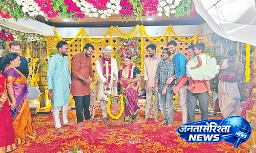 दूल्हा-दुल्हन को गैस सिलेंडर गिफ्ट; Taluk प्रशासन ने दूल्हे को नोटिस दिया दूल्हा-दुल्हन को गैस सिलेंडर गिफ्ट; Taluk प्रशासन ने दूल्हे को नोटिस दिया