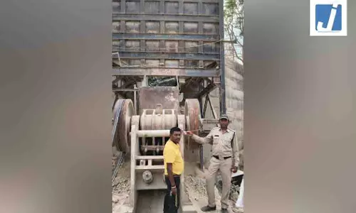 बड़ी कार्रवाई: मंदिर हसौद में खनिज विभाग का छापा, 2 खदानें सील, 7 हाइवा जब्त बड़ी कार्रवाई: मंदिर हसौद में खनिज विभाग का छापा, 2 खदानें सील, 7 हाइवा जब्त