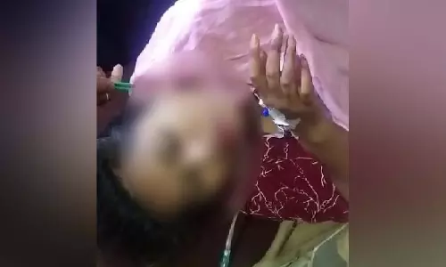 लड़की पर चाकू से ताबड़तोड़ 12 हमले, राहगीरों की मुस्तैदी ने बचाई जान लड़की पर चाकू से ताबड़तोड़ 12 हमले, राहगीरों की मुस्तैदी ने बचाई जान