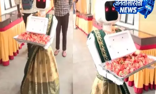Puducherry में साड़ी वाली रोबोट ‘नीला’ ने मतदान केंद्र पर किया स्वागत, सोशल मीडिया पर वायरल Puducherry में साड़ी वाली रोबोट ‘नीला’ ने मतदान केंद्र पर किया स्वागत, सोशल मीडिया पर वायरल