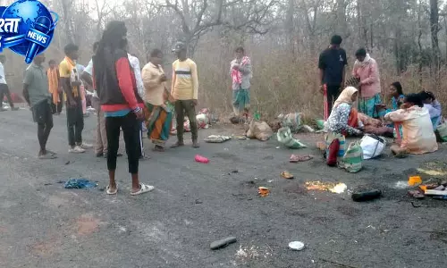 बीजापुर में मालवाहक पलटा, 15 मजदूर गंभीर रूप से घायल