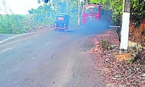 Karnataka : ग्रामीणों ने बस मरम्मत की मांग की Karnataka : ग्रामीणों ने बस मरम्मत की मांग की