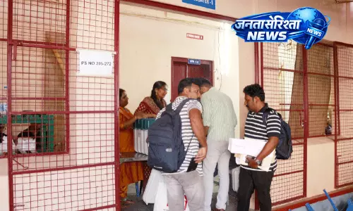 Kerala : पथनमथिट्टा में मतदान सामग्री का सुचारू वितरण Kerala : पथनमथिट्टा में मतदान सामग्री का सुचारू वितरण
