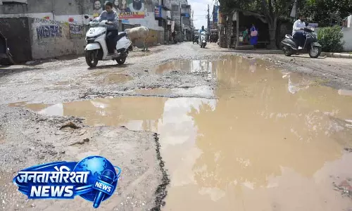 Ludhiana: बारिश के बाद सड़कें बनी यात्रियों के लिए चुनौती Ludhiana: बारिश के बाद सड़कें बनी यात्रियों के लिए चुनौती