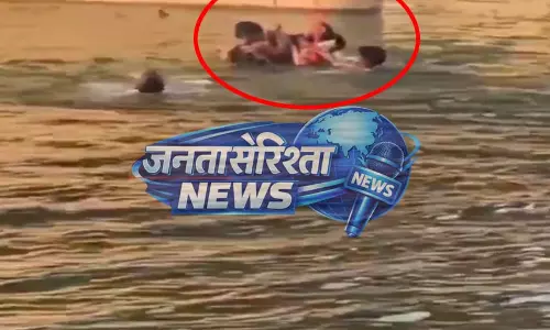 घरेलू विवाद से परेशान युवती ने इंद्रावती पुल से लगाई छलांग, देखें VIDEO... घरेलू विवाद से परेशान युवती ने इंद्रावती पुल से लगाई छलांग, देखें VIDEO...
