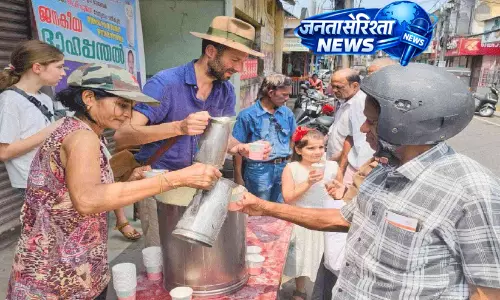 Kerala : गर्मी से राहत के लिए विदेशी लोगों ने राहगीरों को खाना बांटा