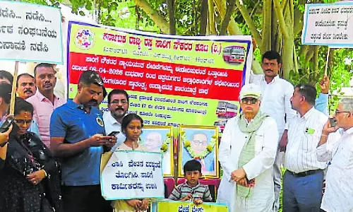 Karnataka : ट्रांसपोर्ट कर्मचारियों की मांगों को पूरा करने की मांग को लेकर मार्च शुरू Karnataka : ट्रांसपोर्ट कर्मचारियों की मांगों को पूरा करने की मांग को लेकर मार्च शुरू