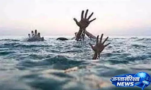 Andhra के झरने में सेल्फी लेते समय तीन महिलाओं की मौत Andhra के झरने में सेल्फी लेते समय तीन महिलाओं की मौत
