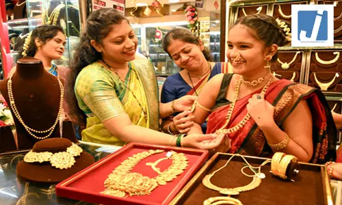 सोना-चांदी सस्ते में खरीदने का मौका; कीमतें करीब 8,000 रुपए तक घटीं सोना-चांदी सस्ते में खरीदने का मौका; कीमतें करीब 8,000 रुपए तक घटीं
