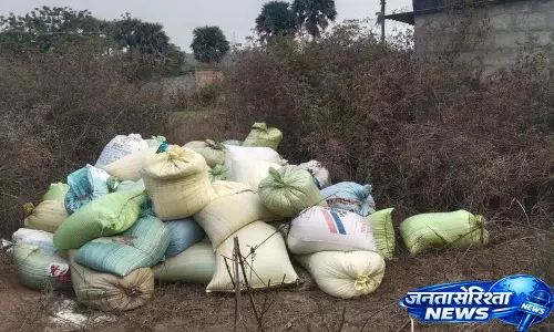 Lakshmi Devipalli में राशन का चावल दूसरी जगह भेजकर व्यापारियों को फायदा पहुंचाया गया Lakshmi Devipalli में राशन का चावल दूसरी जगह भेजकर व्यापारियों को फायदा पहुंचाया गया