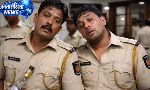 Duty पर गलत व्यवहार के लिए पुणे के दो पुलिसवालों को सस्पेंड किया गया Duty पर गलत व्यवहार के लिए पुणे के दो पुलिसवालों को सस्पेंड किया गया