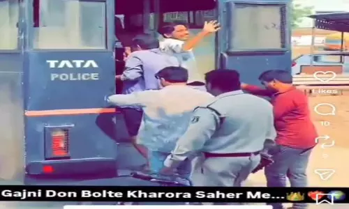 Raipur Breaking: बदमाशों ने पुलिस के सामने बना डाला रील, वीडियो वायरल Raipur Breaking: बदमाशों ने पुलिस के सामने बना डाला रील, वीडियो वायरल