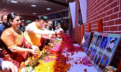 उत्तराखंड के CM धामी गौरव सैनिक सम्मान समारोह में शामिल हुए, दिवंगत पिता को पुष्पांजलि अर्पित की