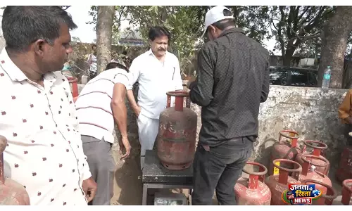 भोपाल में खाद्य विभाग की छापेमारी के दौरान 2.5 किलोग्राम तक कम वज़न वाले LPG सिलेंडर मिले