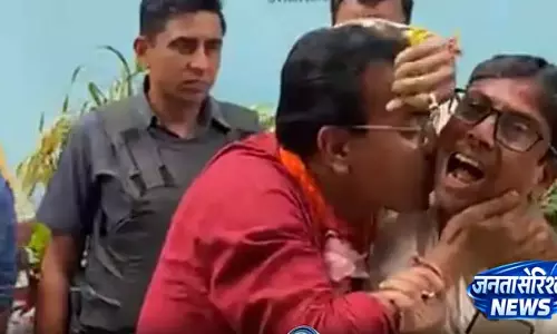 BJP candidate रुद्रनील ने जय बांग्ला के नारे लगाने वाले युवक को गले लगाया और किस किया BJP candidate रुद्रनील ने जय बांग्ला के नारे लगाने वाले युवक को गले लगाया और किस किया