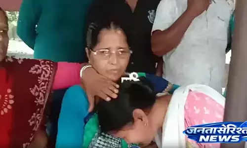 Tribunal Line में इंतज़ार करते हुए बुज़ुर्ग आदमी की मौत