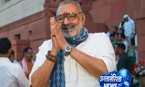 ममता खुद की सीट नहीं बचा पाएंगी, सरकार कहां से बचाएंगी : गिरिराज सिंह