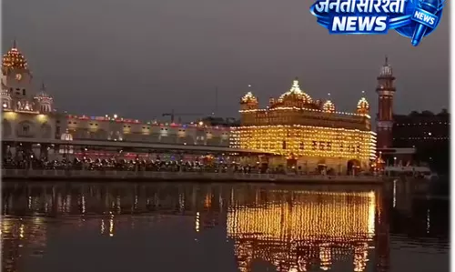 गुरु अर्जन देव जी के प्रकाश पर्व पर स्वर्ण मंदिर में भव्य रोशनी और आतिशबाजी