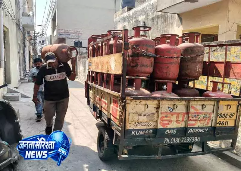 प्रवासी मज़दूरों को Delhi सरकार का बड़ा तोहफा: LPG सिलेंडर दोगुना प्रवासी मज़दूरों को Delhi सरकार का बड़ा तोहफा: LPG सिलेंडर दोगुना