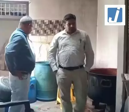 नकली टोमेटो सॉस की फैक्ट्री...आप जो खा रहे हैं वो कहीं केमिकल तो नहीं? नकली टोमेटो सॉस की फैक्ट्री...आप जो खा रहे हैं वो कहीं केमिकल तो नहीं?