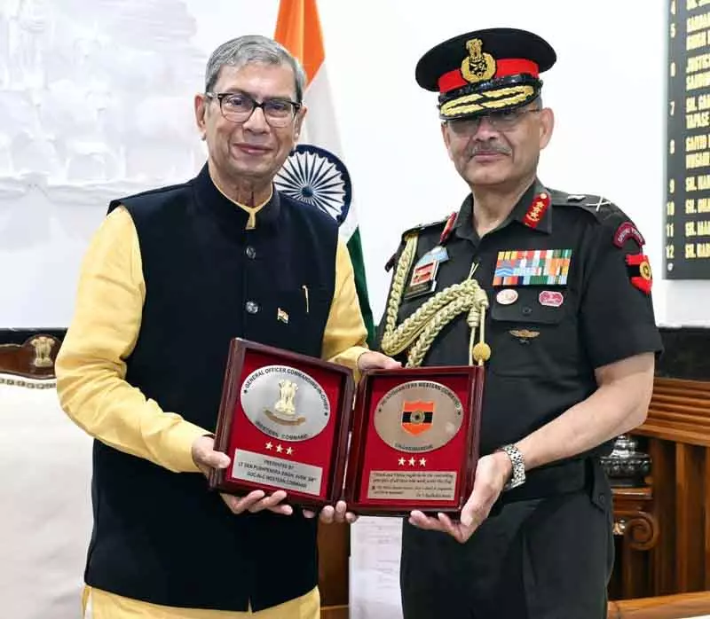 वेस्टर्न कमांड चीफ ने Haryana गवर्नर से मुलाकात, समन्वय और रणनीति पर बात की वेस्टर्न कमांड चीफ ने Haryana गवर्नर से मुलाकात, समन्वय और रणनीति पर बात की