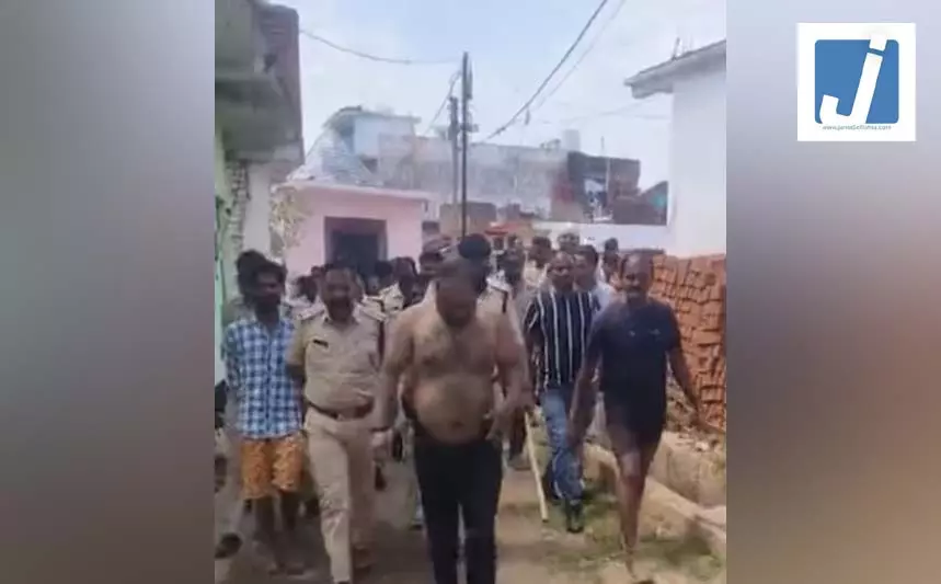 पुलिस से बचने 5 घंटे तालाब में छिपा रहा शातिर चोर, सांस लेने अपनाया ये जुगाड़ पुलिस से बचने 5 घंटे तालाब में छिपा रहा शातिर चोर, सांस लेने अपनाया ये जुगाड़