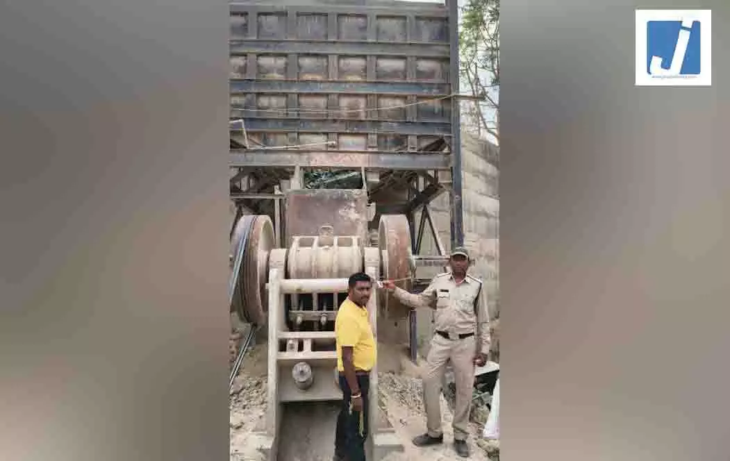 बड़ी कार्रवाई: मंदिर हसौद में खनिज विभाग का छापा, 2 खदानें सील, 7 हाइवा जब्त बड़ी कार्रवाई: मंदिर हसौद में खनिज विभाग का छापा, 2 खदानें सील, 7 हाइवा जब्त