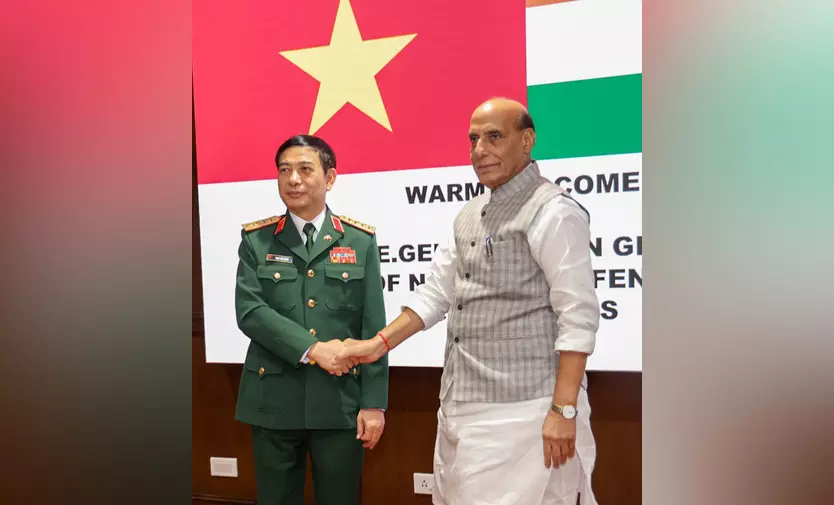 राजनाथ सिंह ने जनरल फान वान जियांग को वियतनाम का रक्षामंत्री बनने पर दी बधाई, रणनीतिक सहयोग बढ़ाने पर जोर राजनाथ सिंह ने जनरल फान वान जियांग को वियतनाम का रक्षामंत्री बनने पर दी बधाई, रणनीतिक सहयोग बढ़ाने पर जोर