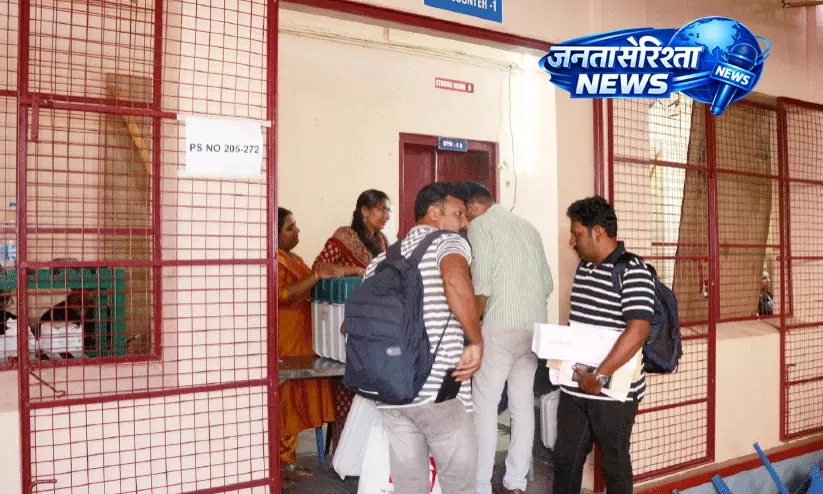 Kerala : पथनमथिट्टा में मतदान सामग्री का सुचारू वितरण Kerala : पथनमथिट्टा में मतदान सामग्री का सुचारू वितरण