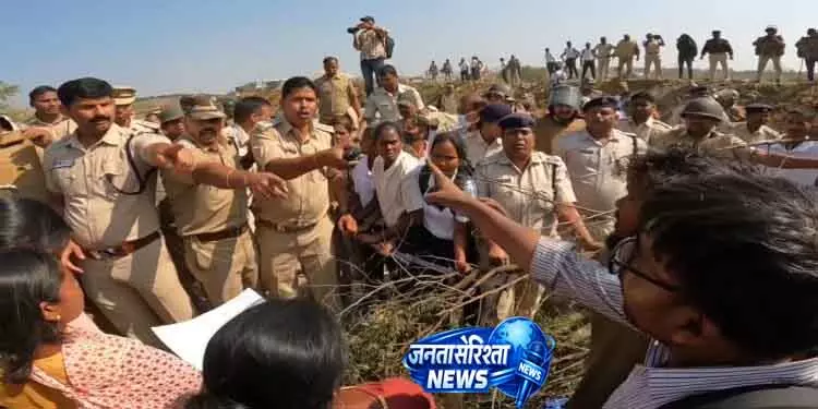 Rayagada वेदांता खदान में झड़प में 100 से ज़्यादा लोग घायल Rayagada वेदांता खदान में झड़प में 100 से ज़्यादा लोग घायल