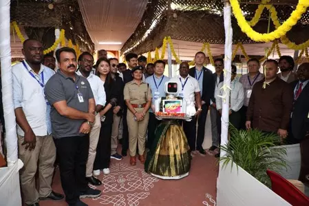 इलेक्शन में टेक्नोलॉजी का तड़का, पोलिंग बूथ पर रोबोट ने किया मतदाताओं का स्वागत इलेक्शन में टेक्नोलॉजी का तड़का, पोलिंग बूथ पर रोबोट ने किया मतदाताओं का स्वागत